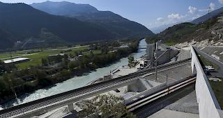 Ausbauschritt 2035: Z&uuml;ge von Bern ins Wallis sollen k&uuml;nftig halbst&uuml;ndlich verkehren und alle G&uuml;terz&uuml;ge sollen durch den Basistunnel fahren k&ouml;nnen.