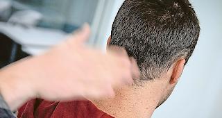 So manch ein Sch&uuml;ler muss nach dem Coiffeurbesuch seinen Nacken f&uuml;r einen Schlag seiner Mitsch&uuml;ler hinhalten.