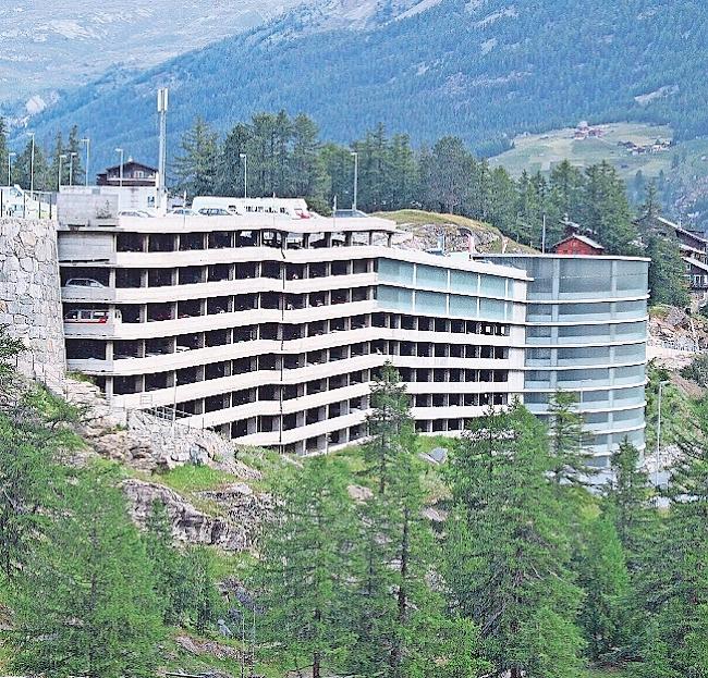 Ein Teil des Parkhauses von Saas-Fee ­ (ganz links) muss saniert werden.