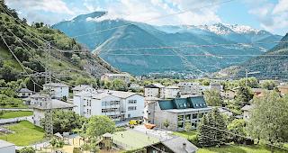 Gesundheitsrisiko. In Baltschieder zieht die bestehende 220-kV-Leitung unmittelbar neben dem Schulhaus vorbei.