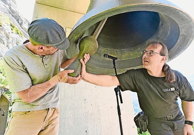 Zurück zu den Wurzeln. Musiker Beat Jaggy (links) und Tontechniker Rico Steiner an der Arbeit für «The Rock» in Raron: «Für mich ist dieses Projekt so etwas wie ‹back to the roots›», sagt Tontechniker und Schlagzeuger Rico Steiner.Foto wb