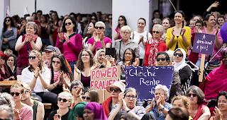Frauen streiken heute am schweizweiten Frauenstreik in Luzern.