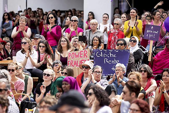 Frauen streiken heute am schweizweiten Frauenstreik in Luzern.