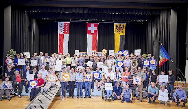 <b>Procap Delegiertenversammlung.</b> Nach dem Podiumsgespräch posierten die Diskussionsteilnehmer und alle Anwesenden für ein Gruppenbild.