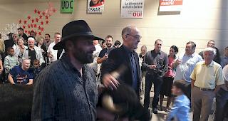 Stallgeruch. Bundesrat Guy Parmelin scheint der geschenkten Kuh noch nicht ganz zu trauen. 