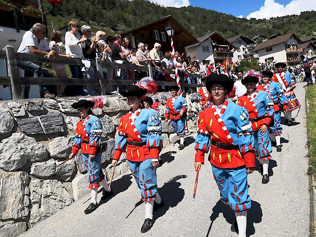 Impressionen vom Umzug am Oberwalliser Tambouren- und Pfeiferfest in Erschmatt.