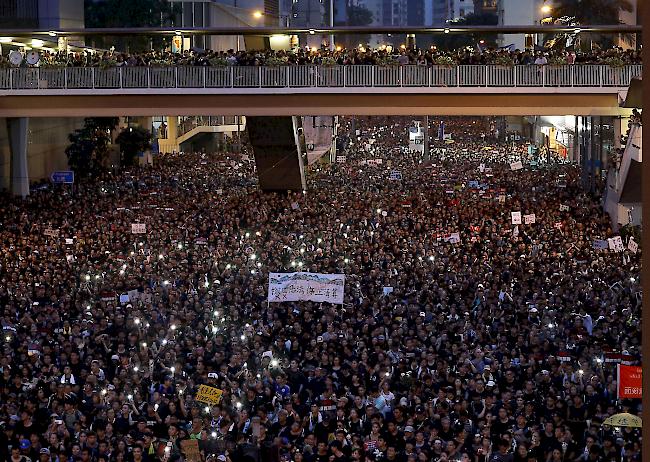 Zehntausende Menschen protestieren am Wochenende in Hongkong.