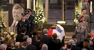 Vergangenen Donnerstag hatte es f&uuml;r den nordhessischen Regierungspr&auml;sidenten Walter L&uuml;bcke eine Trauerfeier in Kassel gegeben, bei der Polizei und Bundeswehr eine Ehrenwache hielten.