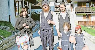 F&uuml;r den Umgang mit j&uuml;dischen G&auml;sten werden im Saastal Vermittler eingesetzt.