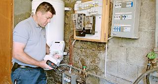 Z&auml;hlermonteur Martin Hutter ersetzt einen mechanischen Stromz&auml;hler durch den neuen Smart Meter.