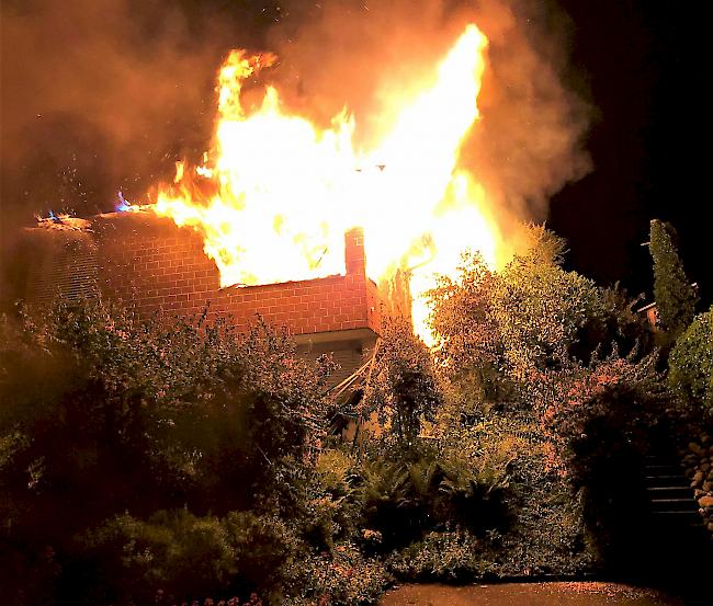 Drei Angehörige der Feuerwehr mussten wegen Rauchgasvergiftungen im Spital behandelt werden.