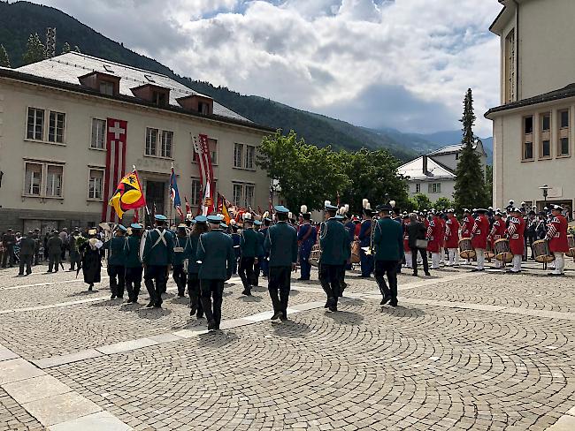 Musikanten in Formation vor dem Visper Rathaus.