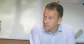 Abtretender P&auml;dagoge. Robert Lochmatter vertraut auf die St&auml;rken der &ouml;ffentlichen Schule, stellt die Notengebung aber grunds&auml;tzlich infrage. Foto WB/Alain Amherd