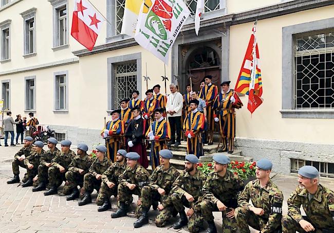 Zum ersten Male begleitete in Sitten an Fronleichnam eine Ehrenformation der Ex-Gardisten nach dem Gottesdienst das Allerheiligste durch die Altstadt.