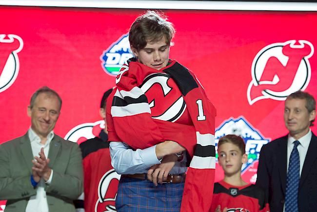 Nummer-1-Draft. Jack Hughes (Bildmitte) im Dress der New Jersey Devils.