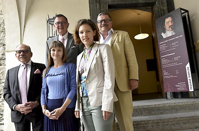 Der Briger Stadtpräsident Louis Ursprung, Marie-Claude Schöpfer-Pfaffen,  Geschäftsführerin der Schweizerischen Stiftung für das Stockalperschloss, Rolf Escher, ehemaliger Präsdient des Vereins «Freunde des Stockalperschlosses», Anja Wyden-Guelpa, Stftungsratspräsidentin, und Eduard Brogli, ehemaliger Vizepräsident des Vereins (von links): Nach der Vereinsauflösung traf man sich im Hof des Stockalperschlosses. Foto wb