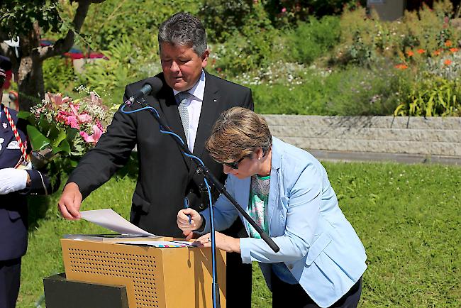 Die Bundesrätin erhält von der Gemeinde zwölf Rebstöcke als Geschenk.