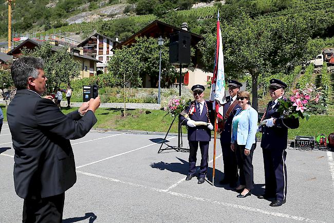 Erinnerungsfotos mit der Bundesrätin sind beliebt.