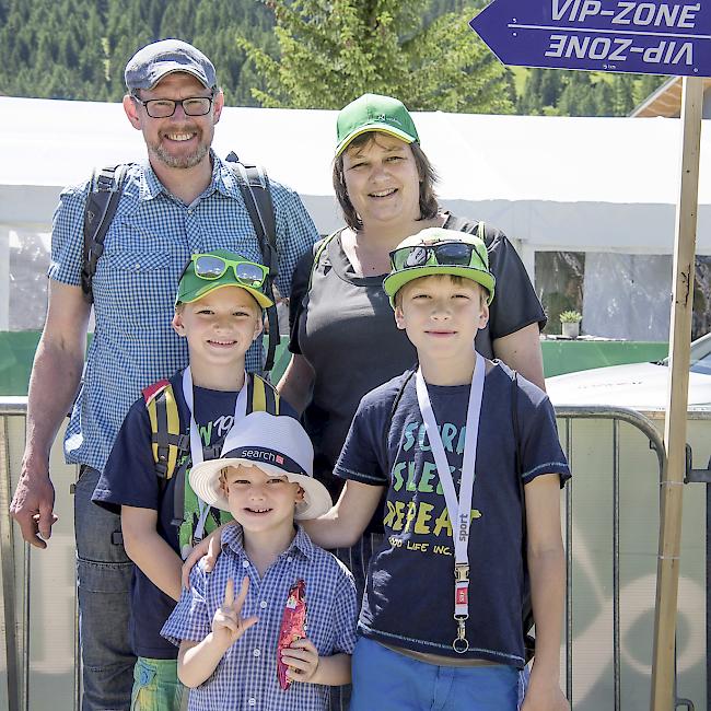 Daniel (49), Regula (45),  Maximilian (10), Basil (8) und Severin (4) von Arx, Gluringen.