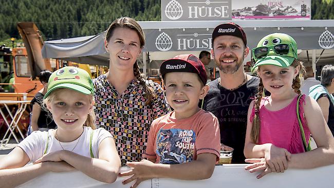 Nicole (39), Claudio (42), Leonie (11), Yann (6) und Neela (9) Hermann, Glis.