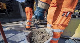 Die Unia fordert, dass Baustellen mit direkter Sonneneinstrahlung, etwa auf Autobahnen oder auf Baustellen mit starker R&uuml;ckstrahlung bei Temperaturen &uuml;ber 35 Grad geschlossen werden. 