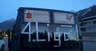 Aufsteiger verh&ouml;hnt Absteiger. F&uuml;r das letzte Meisterschaftsspiel lieh sich der FC Leuk-Susten einen Mannschaftsbus des FC Varen aus.