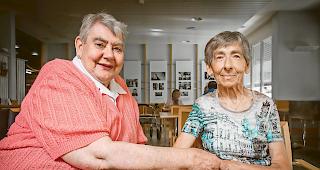 Namensschwestern helfen sich. Bertha Zeiter und Bertha Abgottspon trotzen der Hitze und schwelgen in Erinnerungen.