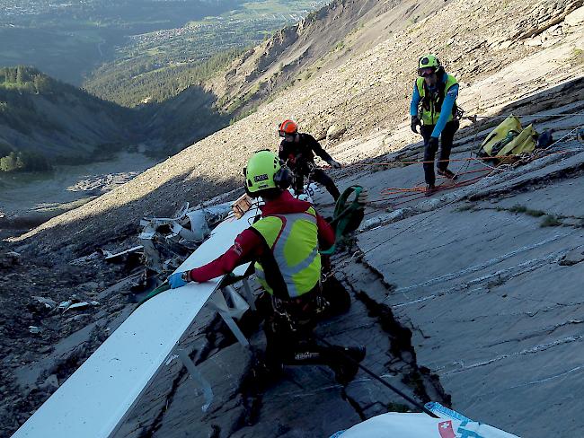 Rettungskräfte bergen die Trümmerteile.