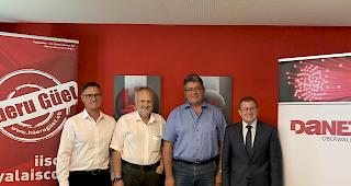 Zufriedene Gesichter. G&uuml;nter Seewer, CEO Valaiscom, Andreas Wyde,, VR-Pr&auml;sident Valaiscom, Gilbert Loretan, VR-Pr&auml;sident Danet, und Martin Nanzer, Gesch&auml;ftsf&uuml;hrer Danet (von links).