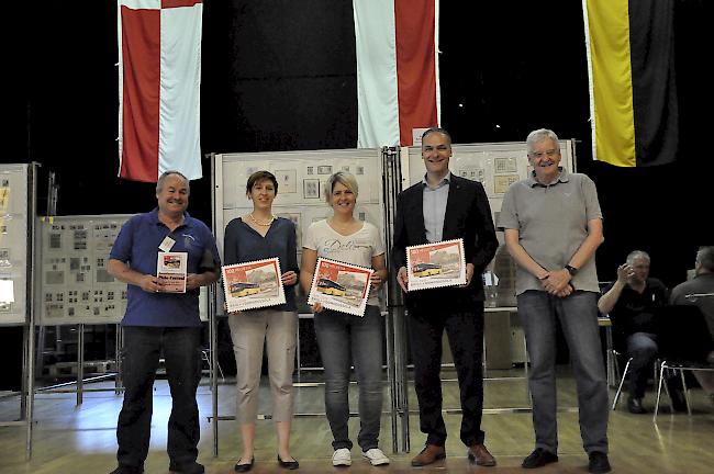 Mit Jubiläumsbriefmarke. V.l.: Jean-Louis Borter, Präsident Philatelistenverein Oberwallis (PhVO); Laura Kronig, Stadträtin Brig-Glis; Judith Kurmann, Gestalterin Sonderbriefmarke 100 Jahre Postauto; Peter Lacher, Leiter Postauto Schweiz und Mitglied der Geschäftsleitung; Hans Schwarz, Vertreter Verband Schweizerischer Philatelisten Vereine (VSPhV) Foto wb