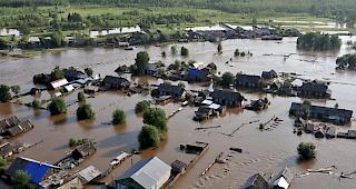 Bei einem schweren Hochwasser in Sibirien sind nach Angaben des russischen Zivilschutzes mindestens f&uuml;nf Menschen ums Leben gekommen. 