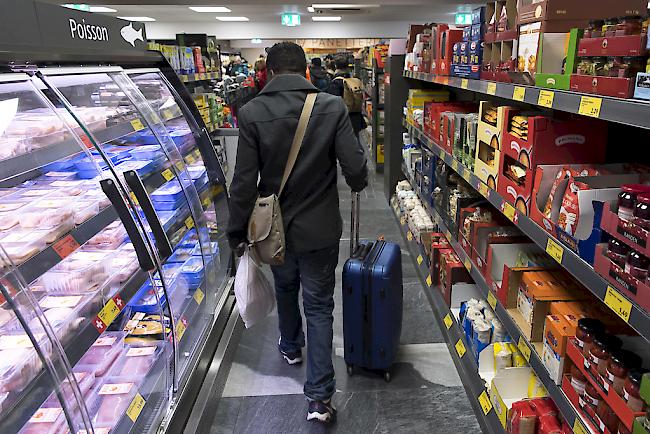 Der Schweizer Detailhandel hat im bisherigen Verlauf des zweiten Quartals weniger umgesetzt.