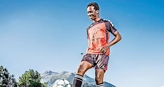 Der St&uuml;rmer. Pfarrer Vitus zeigt sein Ballgef&uuml;hl. Er sagt: &laquo;Ich war schon immer sportlich.&raquo;