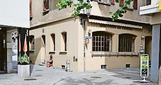 Gewaltdelikt. Hier eingangs zum Kaufplatz an der oberen Bahnhofstrasse fiel Hannah M. beim Vorfall zu Boden und verletzte sich.