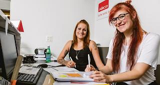 <b>Wie eine Familie.</b> Darline Vainer (rechts) mit ihrer Arbeitskollegin Stephanie Ackermann.