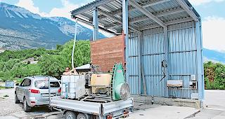 Rege genutzt. Winzer Rolf Marti bef&uuml;llt den Beh&auml;lter seines Spritzger&auml;ts mit Pflanzenschutzmitteln. Nach der Arbeit wird das Ger&auml;t an selber &shy;Stelle gereinigt.