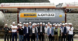 Rund 40 geladene G&auml;ste nahmen am Donnerstag in Visp am 20-j&auml;hrigen Jubil&auml;um des Bertschi-Terminals teil.