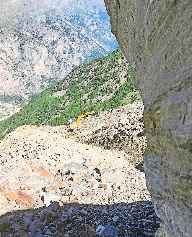 Ablenkdamm. Seit dem vergangenen Mittwoch laufen die Arbeiten zu einer Schutzbaute auf  2600 Meter über Meer, die das Dorf Randa vor Felsabbrüchen im Grabengufer sichert.Foto zvg