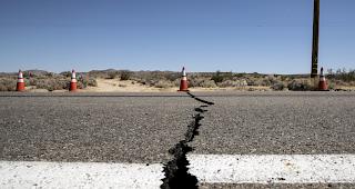 Ein Riss durchzieht eine Strasse in der von Ridgecrest in S&uuml;dkalifornien, nachdem in der Region am Donnerst und am Freitag die Erde gebebt hat.