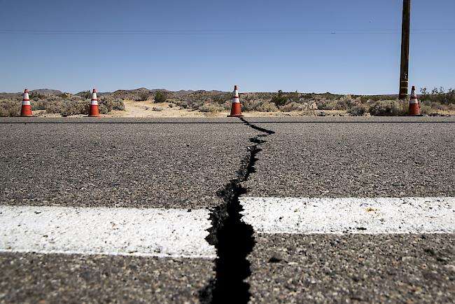 Ein Riss durchzieht eine Strasse in der von Ridgecrest in Südkalifornien, nachdem in der Region am Donnerst und am Freitag die Erde gebebt hat.