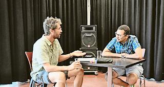 Improvisation. Regisseur David Constantin (links) mit Fabrice Schalbetter, bekannt als Psychiater im Werbespot f&uuml;rs Wallis.