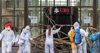 Versperrter Zugang. Eine Gruppe Klimaaktivisten blockieren den Eingang der UBS in Basel.
