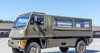 F&uuml;nf Verletzte. In Graub&uuml;nden stiess am Montagmorgen ein Duro mit einem zivilen Fahrzeug zusammen. (Symbolbild)