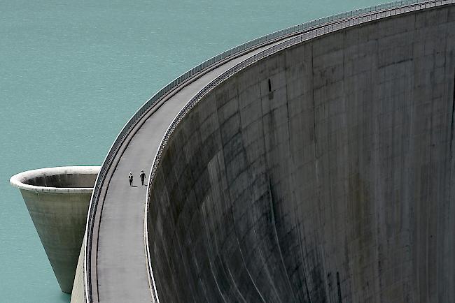 Moiry-Stausee. Die Zentrale Mottec ist Teil des Wasserkraftkomplexes Kraftwerke Gougra AG im Val d