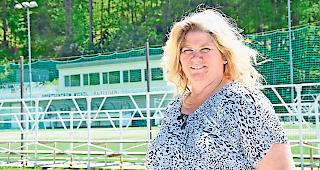 EHC-Saastal-Pr&auml;sidentin Barbara Anthamatten will ein Dach f&uuml;r die Eisbahn &laquo;Wichel&raquo; (im Hintergrund).