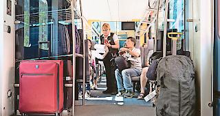 Kontrollgang. Katharina R&ouml;sti w&auml;hrend einer Billettkontrolle. Sie sagt: &laquo;Als Zugbegleiterin bist du st&auml;ndig auf Trab.&raquo;