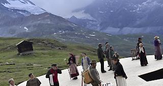 Gut gemacht.&nbsp;Szene aus der Urauff&uuml;hrung von &laquo;MATTERHORN: NO LADIES PLEASE&raquo; auf Riffelberg: Das St&uuml;ck zog sein Publikum schnelle inmall in den Bann. Foto wb