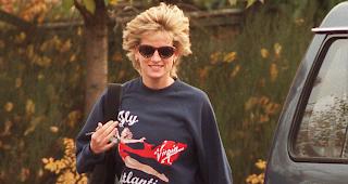 Prinzessin Diana kommt im Hafen von Chelsea an und tr&auml;gt ein Virgin Atlantic-Sweatshirt, das ihr von Sir Richard Branson &uuml;berreicht wurde.