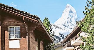 Nicht nur in Gruppen. Asiatische Touristen reisen vermehrt allein oder zu zweit nach Zermatt.