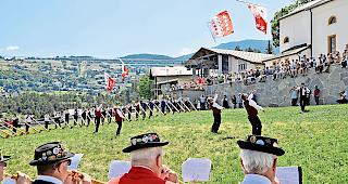 Hoch hinaus. Die Fahnenschwinger bekannten Flagge w&auml;hrend des Gesamtspiels der Alphornbl&auml;ser auf der Wiese unterhalb der Kirche: Sie sorgten f&uuml;rs bewegte Bild zu den sanften Kl&auml;ngen. 